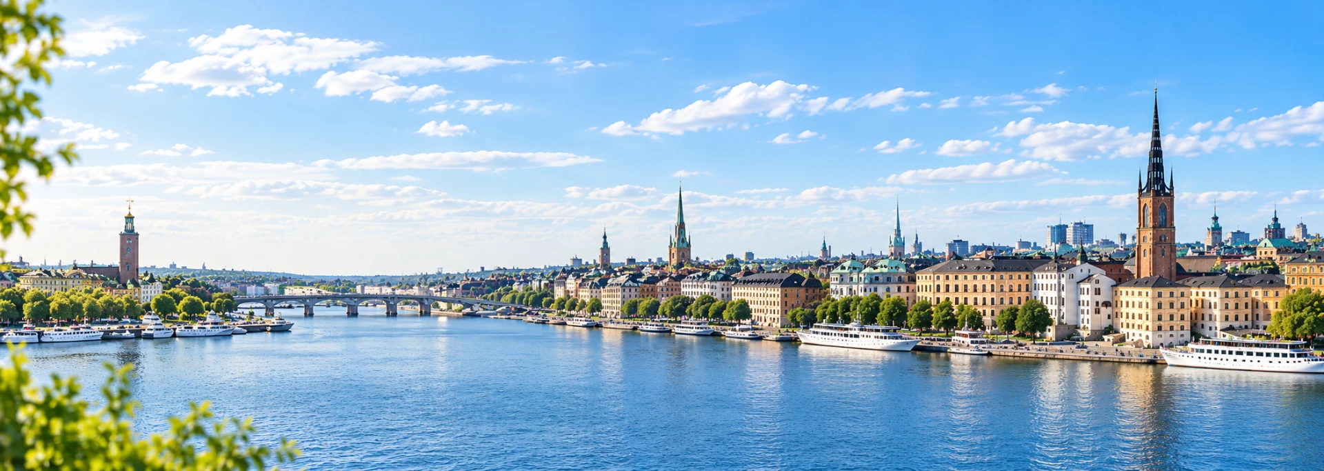 Stockholm i dagsljus sett över vattnet